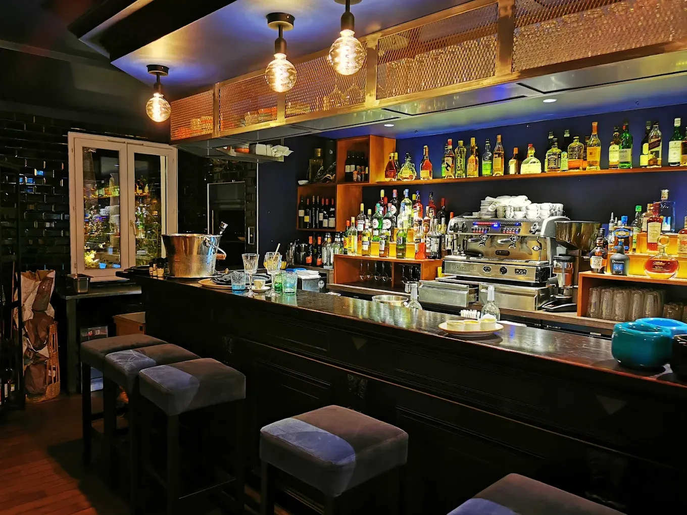 Le bar du Bistrot Loudet et de La Cale, en bord de mer à Saint-Raphaël