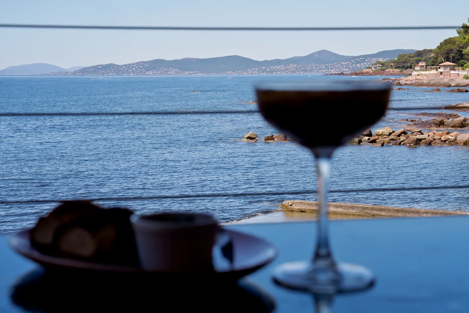 Café gourmand et cocktail face à la mer au Bistrot Loudet, Saint-Raphaël