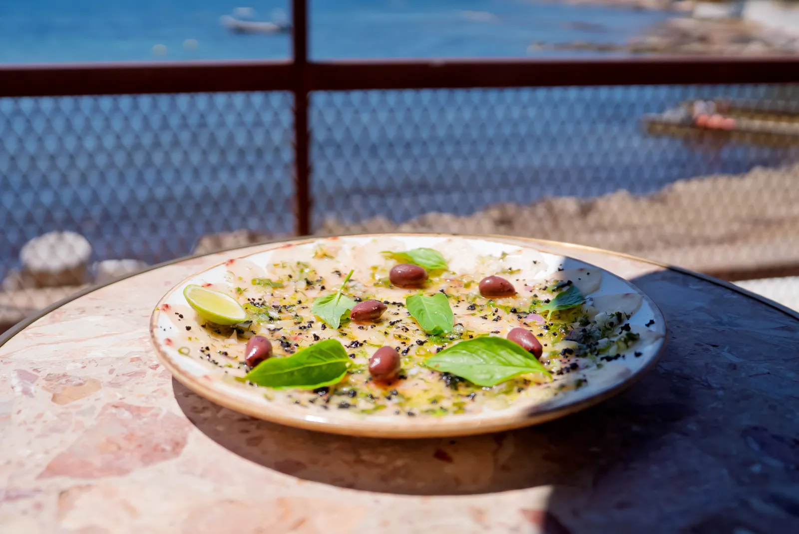 Carpaccio de poisson à l'huile d'olive et basilic au Bistrot Loudet, Saint-Raphaël