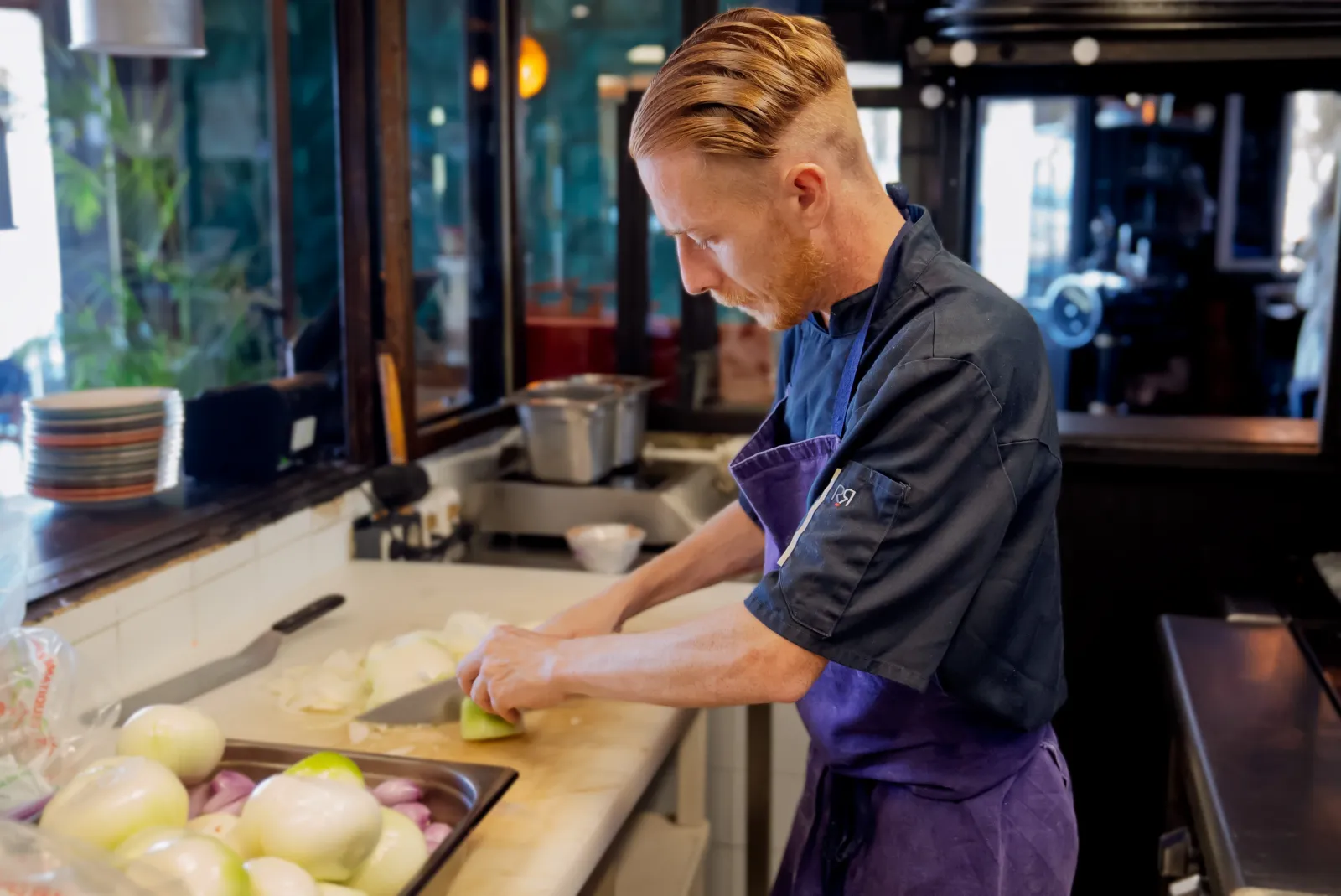 Le chef du Bistrot Loudet en cuisine, restaurant de poisson à Saint-Raphaël