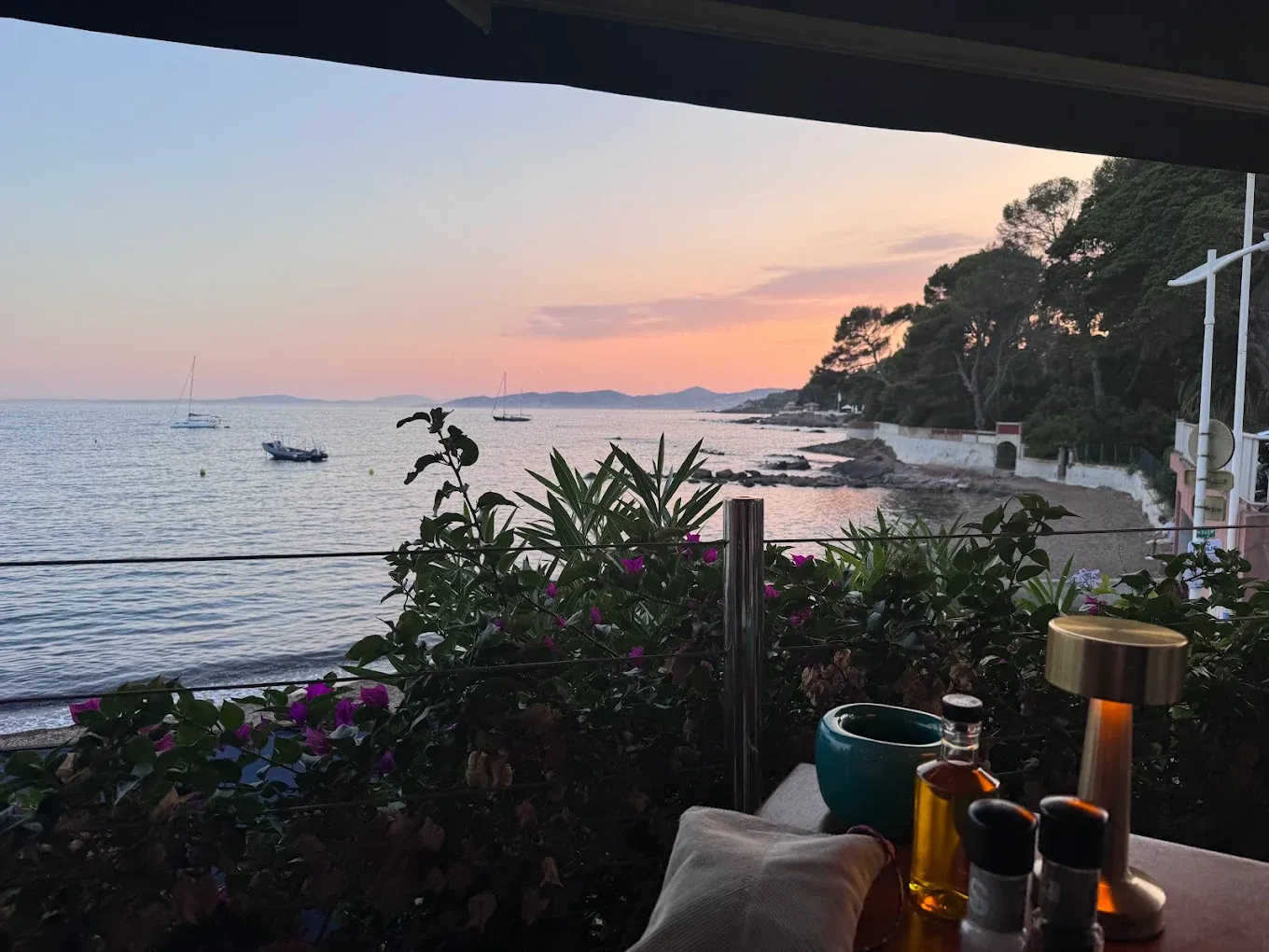 Coucher de soleil sur la baie et les voiliers depuis la terrasse du Bistrot Loudet, Saint-Raphaël