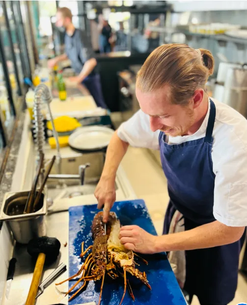 En cuisine au Bistrot Loudet : préparation d’un homard, restaurant de poisson à Saint-Raphaël