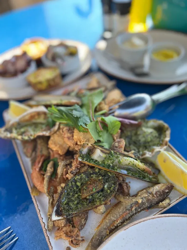Assiette de friture, moules gratinées et fruits de mer du Bistrot Loudet, Saint-Raphaël