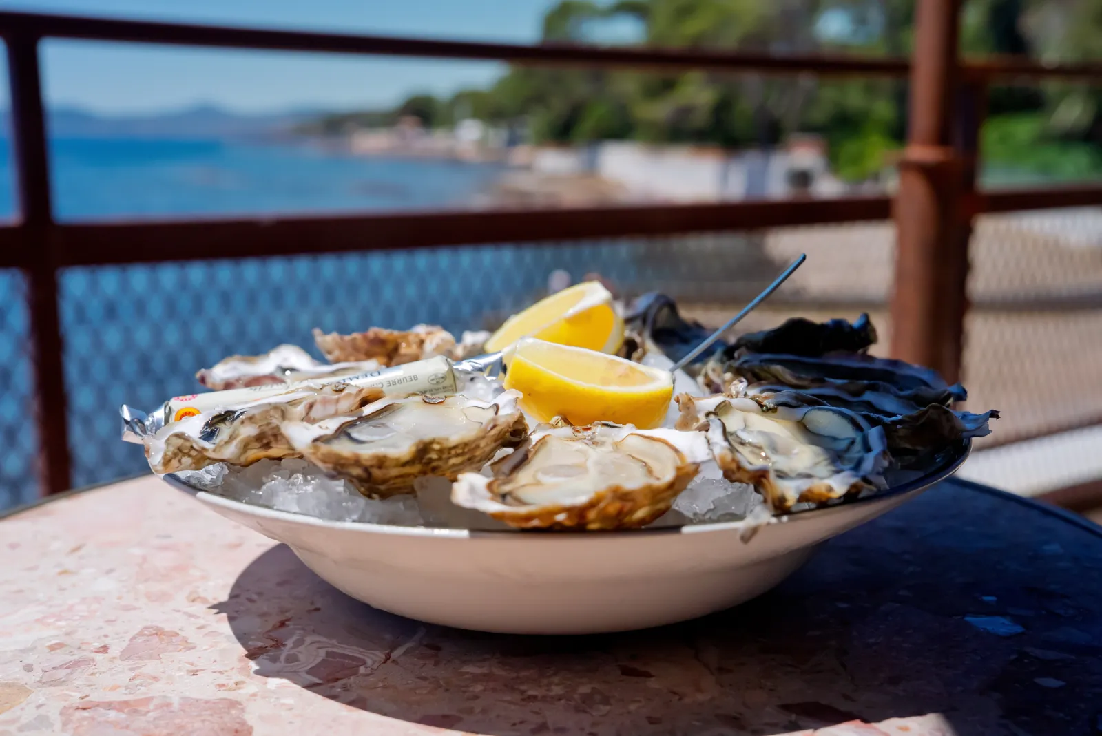 Assiette d'huîtres fraîches servie face à la mer au Bistrot Loudet, Saint-Raphaël