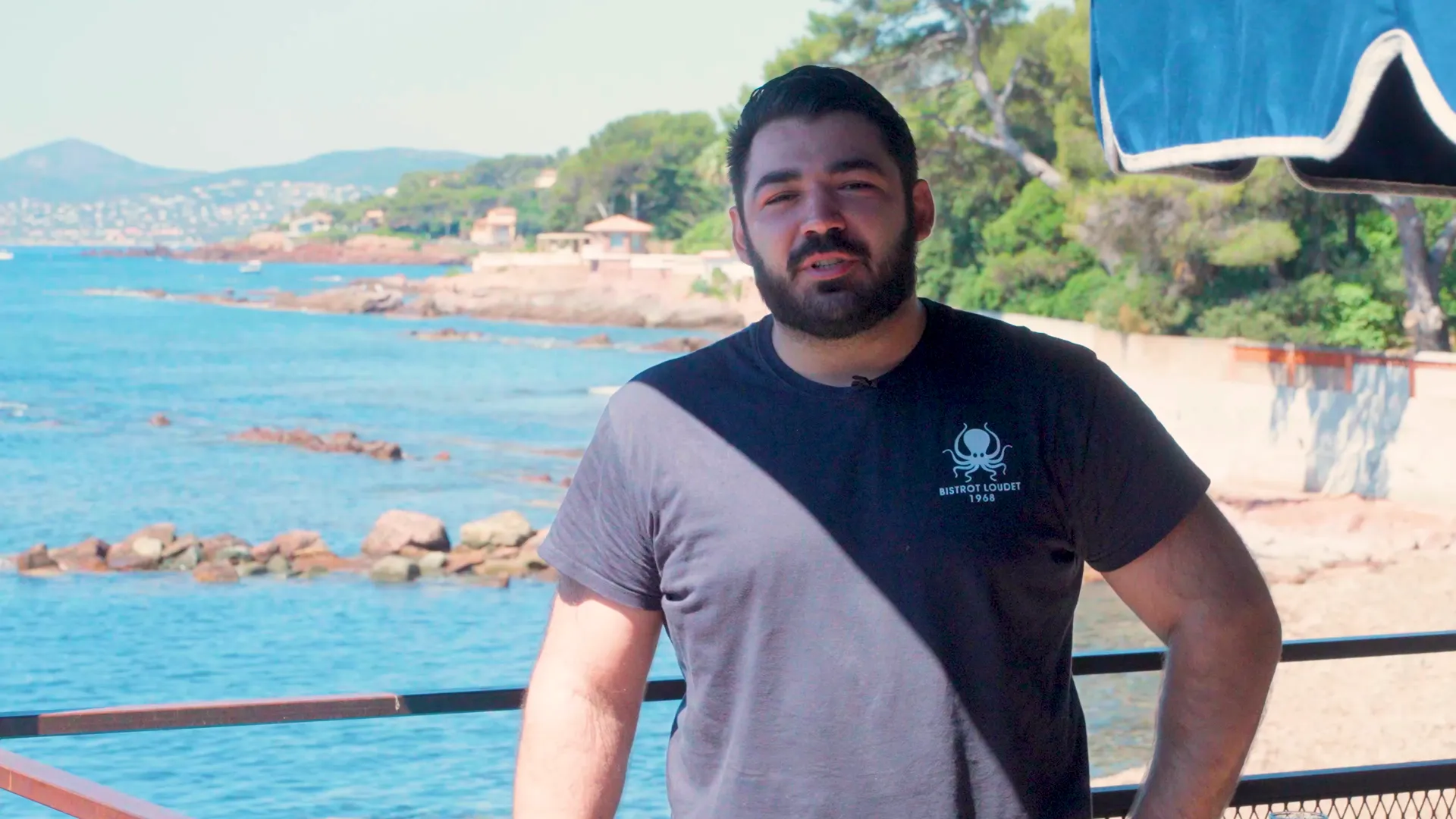 Matthieu, le patron du Bistrot Loudet, sur la terrasse face à la mer à Saint-Raphaël