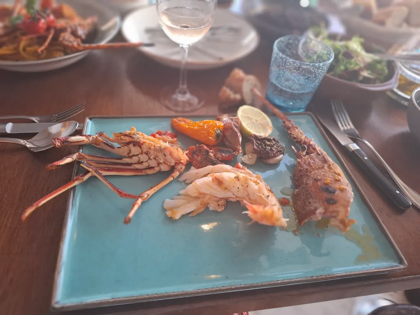 Assiette de langouste et gambas grillées du Bistrot Loudet, restaurant de fruits de mer à Saint-Raphaël