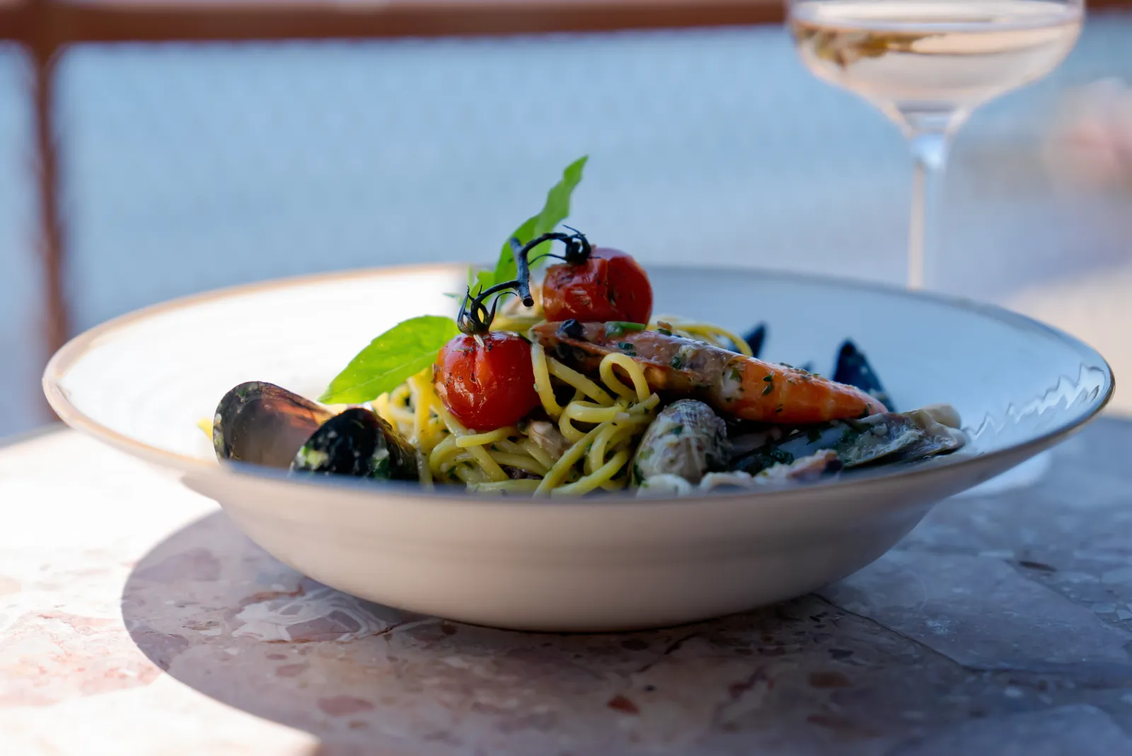Pâtes aux fruits de mer, moules et gambas, servies face à la mer au Bistrot Loudet à Saint-Raphaël