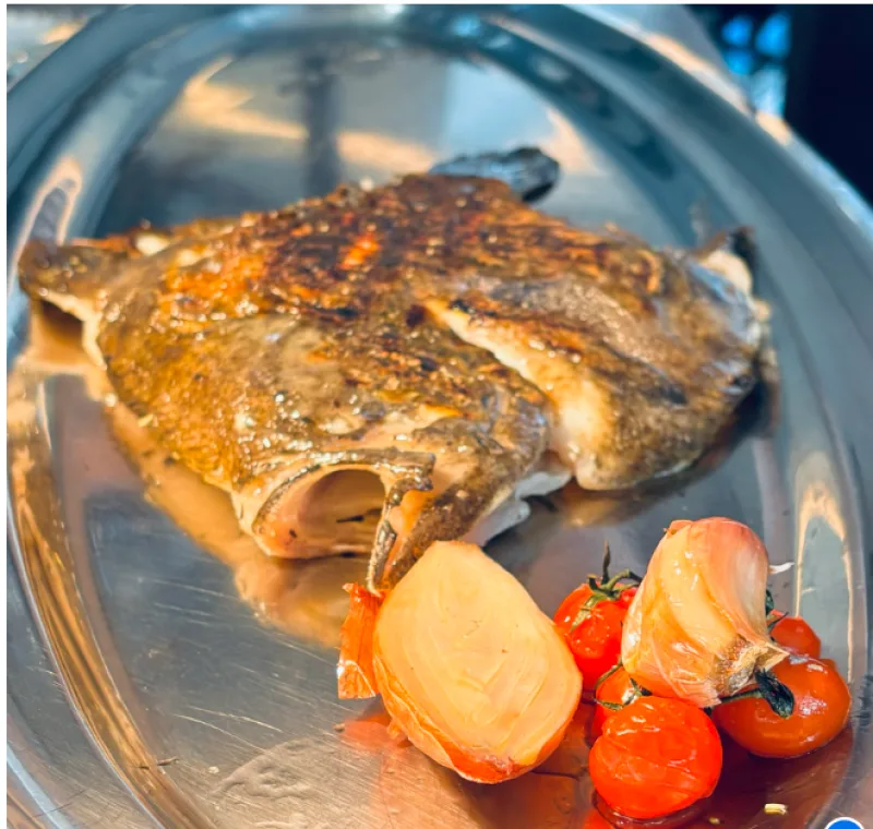Poisson sauvage grillé entier du Bistrot Loudet, pêche locale à Saint-Raphaël