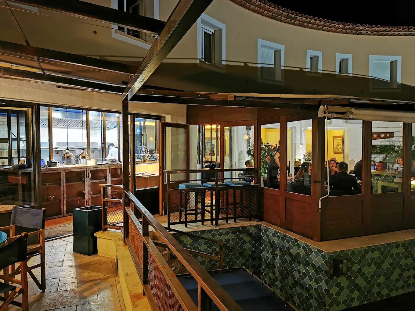 Salle intérieure et mezzanine du Bistrot Loudet, restaurant à Saint-Raphaël