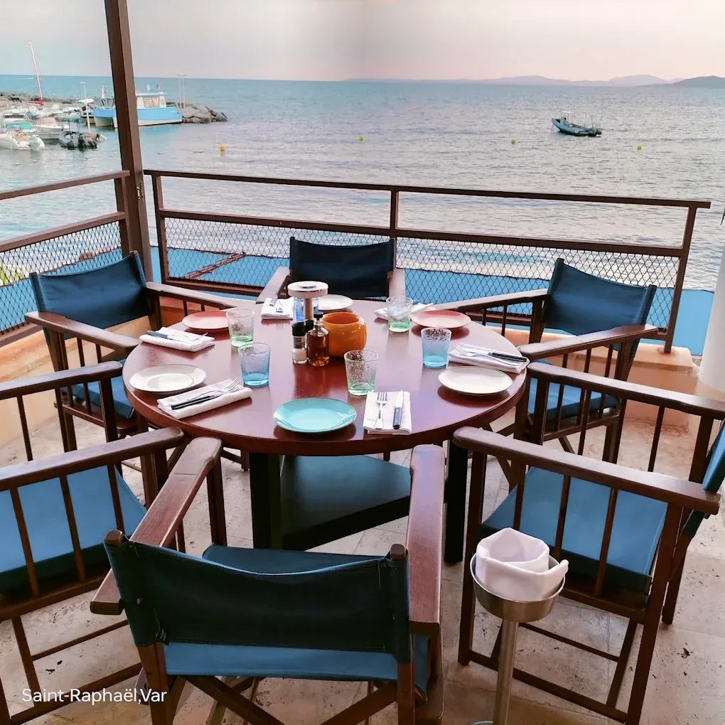 Table dressée en terrasse face au port et à la mer au Bistrot Loudet, Saint-Raphaël