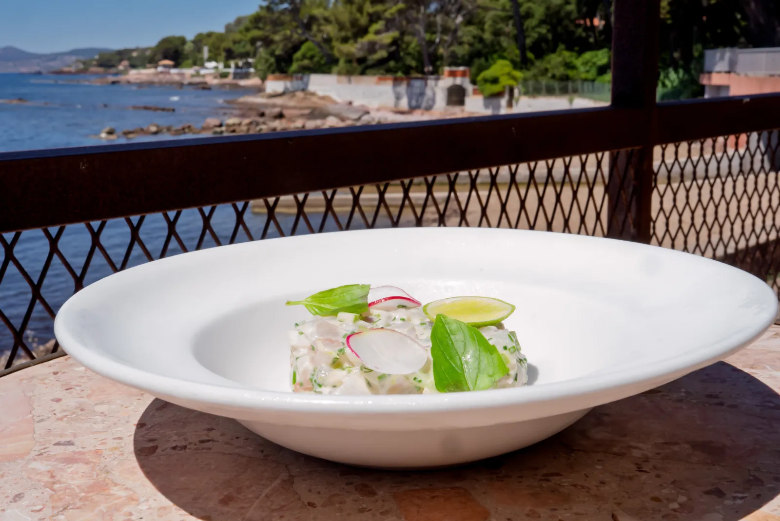 Tartare de poisson frais servi face à la mer au Bistrot Loudet, Saint-Raphaël