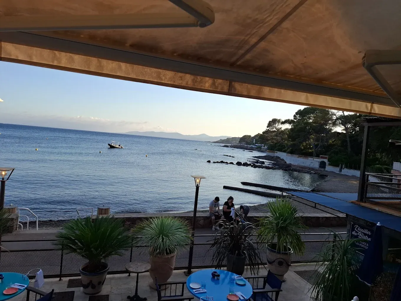 Vue sur la mer en fin de journée depuis la terrasse du Bistrot Loudet, Saint-Raphaël