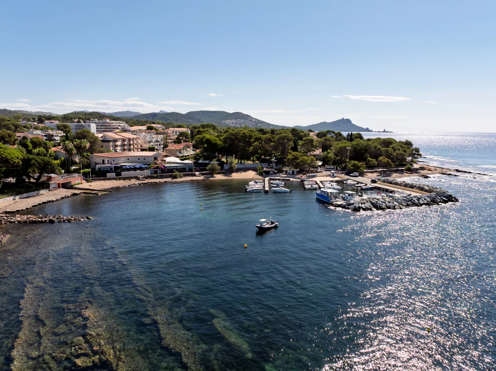 Vue aérienne de la baie et du petit port de Boulouris à Saint-Raphaël