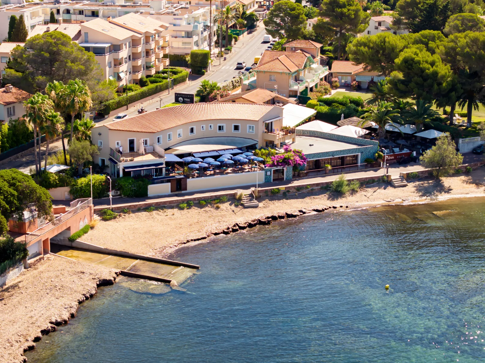 Le Bistrot Loudet vu du ciel, sur la plage face au port de Boulouris à Saint-Raphaël